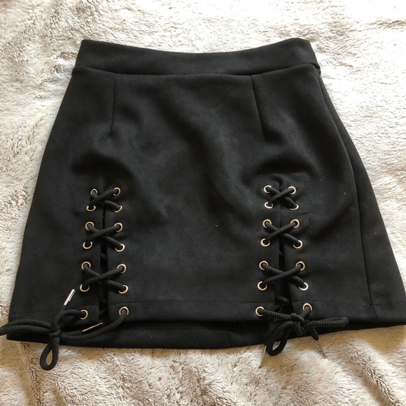 Black mini skirt - Picture 1 of 4